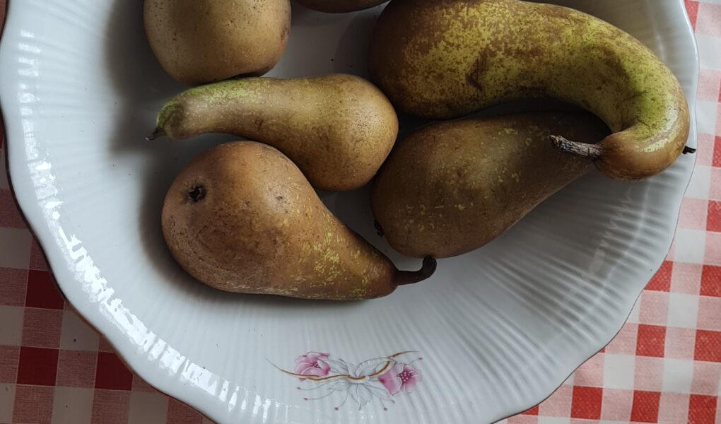 Gör en god efterrätt med grillade päron och honung