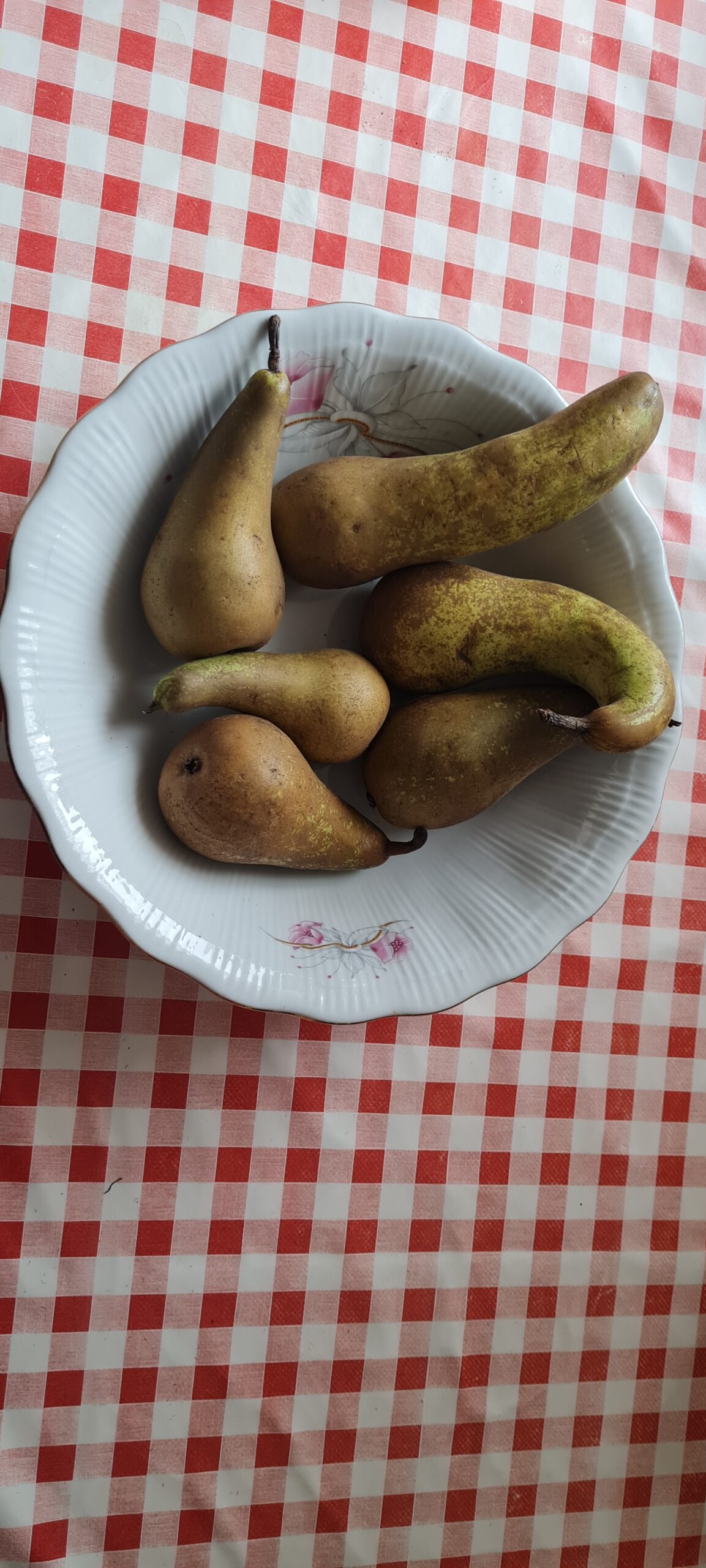 Gör en god efterrätt med grillade päron och honung