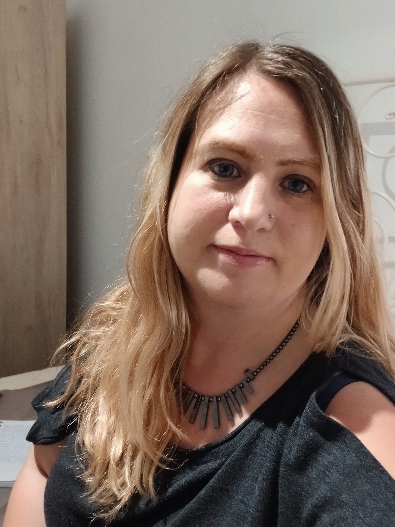 Här ser vi författaren Cecilia Ekman